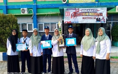Kelas 9A Terima Piala Bergilir 5K dari Kepala MTsN 11 Indramayu