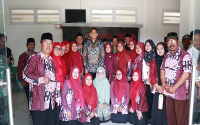 Warga Madrasah MTsN 11 Indramayu Sambut Hangat Kunjungan Bupati Indramayu