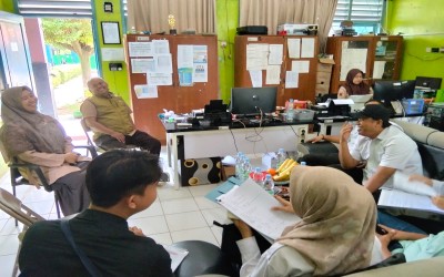 Pastikan Akuntabilitas Sarpras, Tim Perencana dan Barjas Kemenag Indramayu Lakukan Monev Barang dan Jasa di MTsN 11 Indramayu